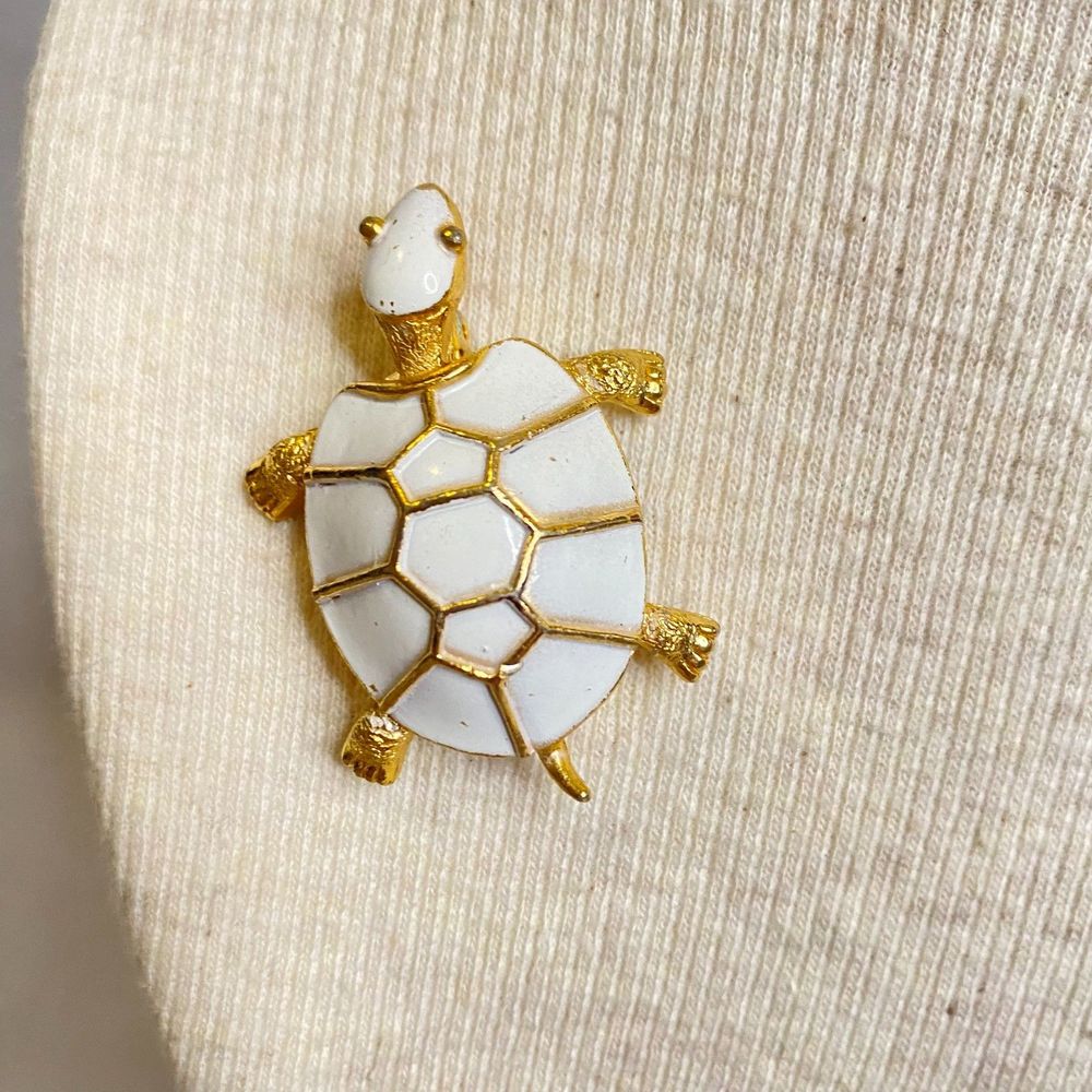 💎JJ Jonette Jewelry Turtle Brooch Snow White Enamel On Gold Tone Metal